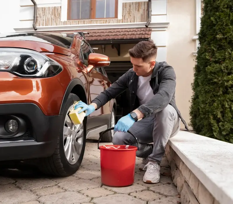Lavage auto à domicile Fontguenand : professionnel intervenant sur un véhicule